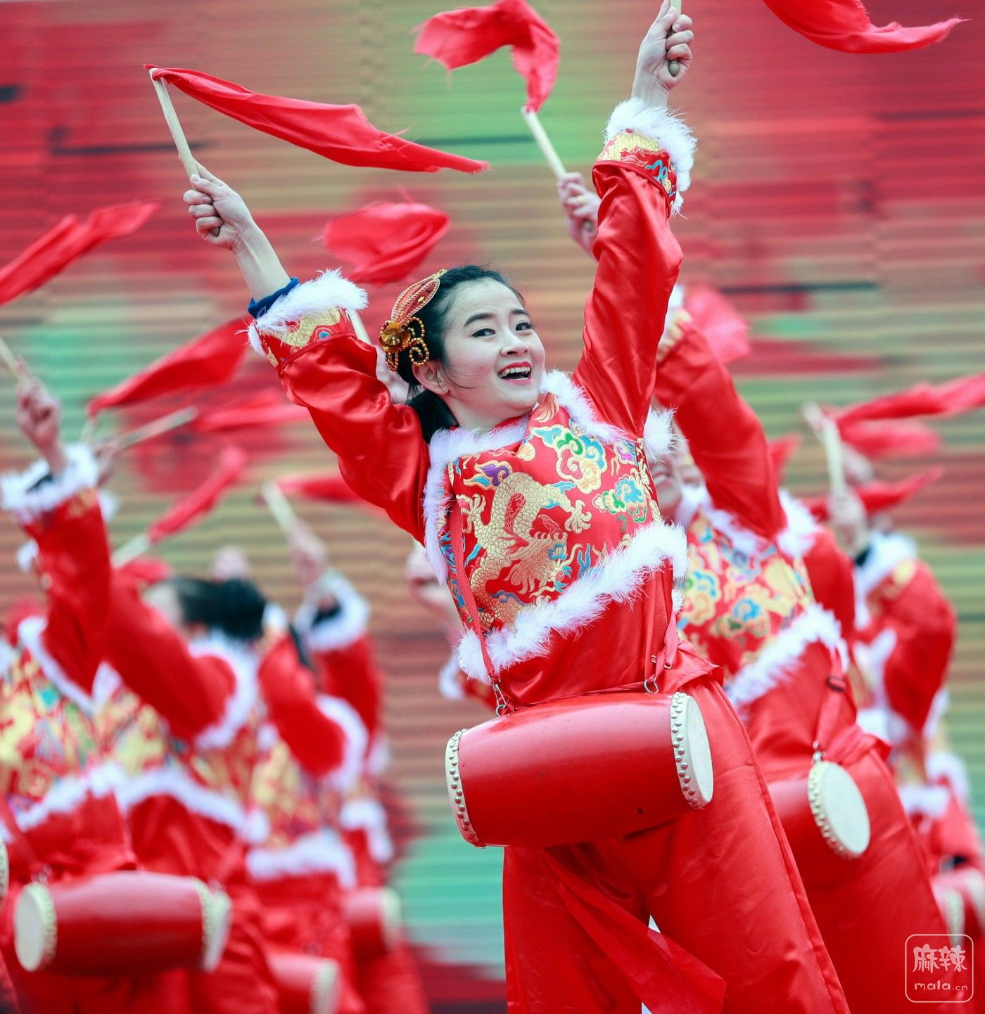 锣鼓迎新春，舞乐庆华年