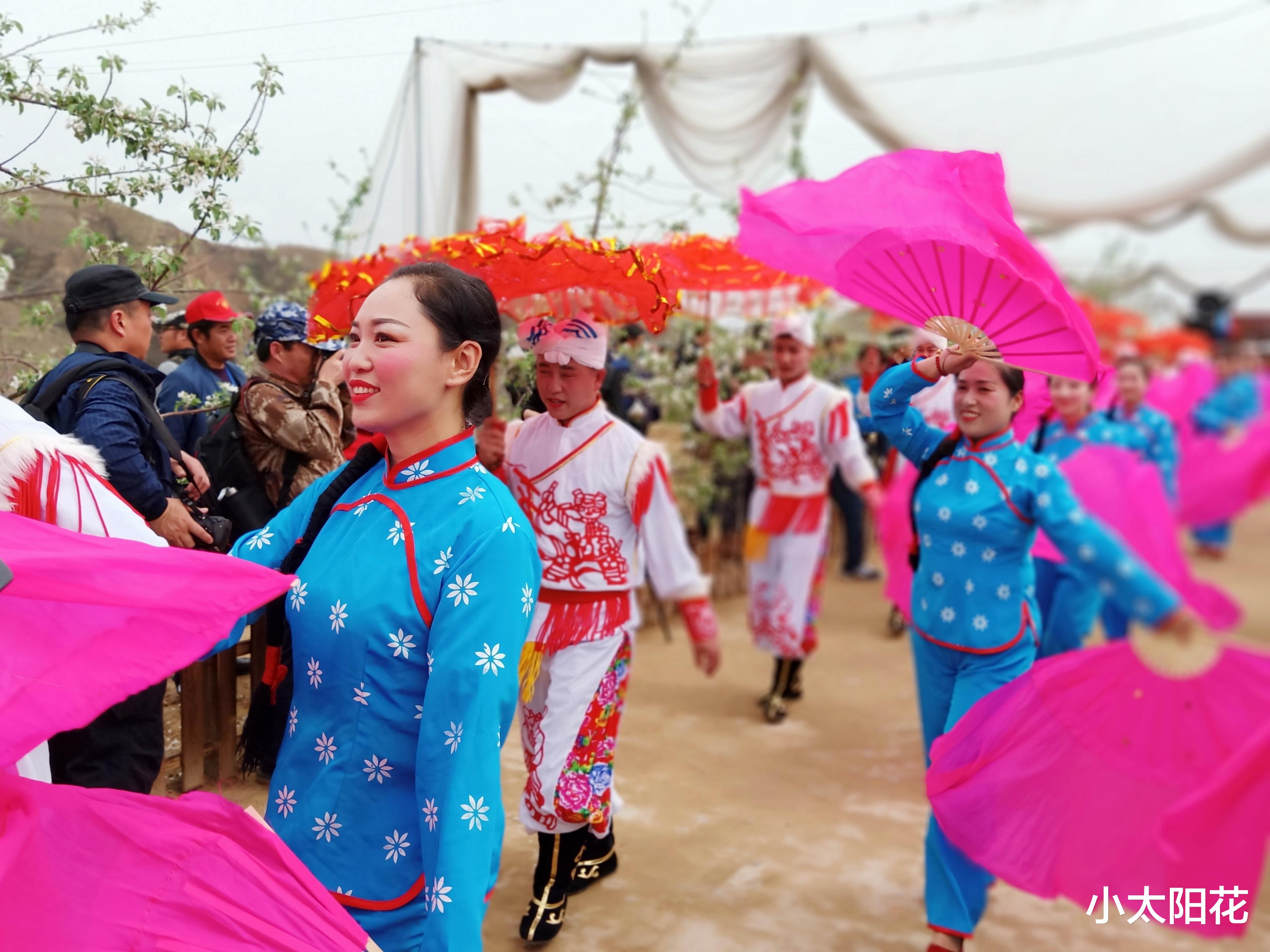 陕西佳县最美女指挥火爆出圈，引领文化新风尚